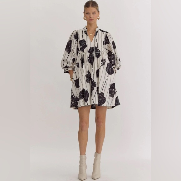 Chic Black and White Floral Dress - Picture 4 of 4